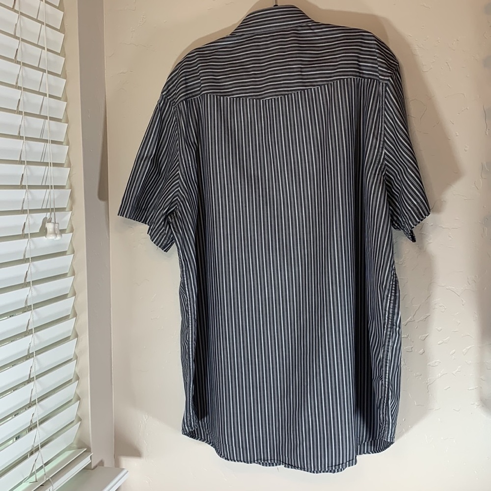 Old Navy Men's Short Sleeve Grey, White Striped Dress Shirt - XXL - Picture 5 of 8